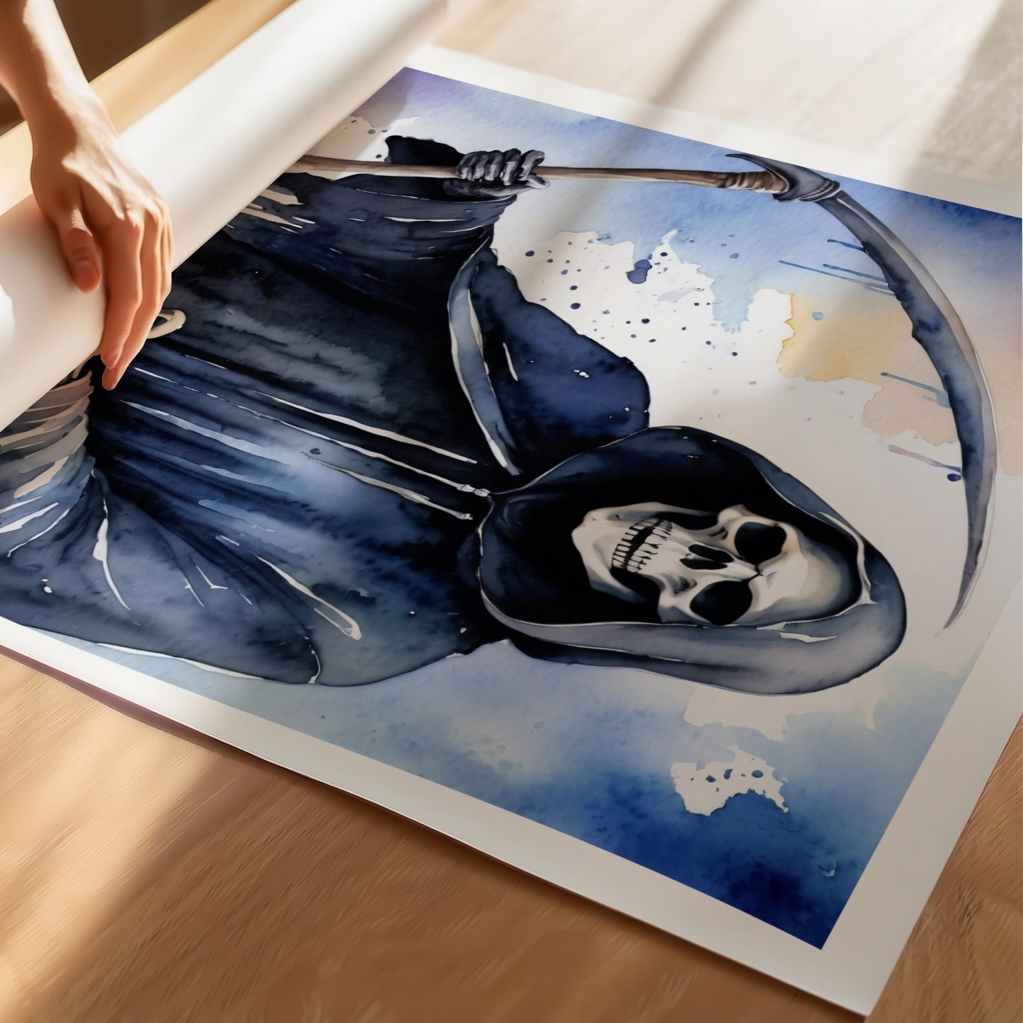 “Reaper’s Call” viser Døden selv – den ikoniske skikkelsen med ljå, fremstilt i en moderne akvarellstil med fiolette og oransje nyanser. Illustrasjon viser plakat på print.