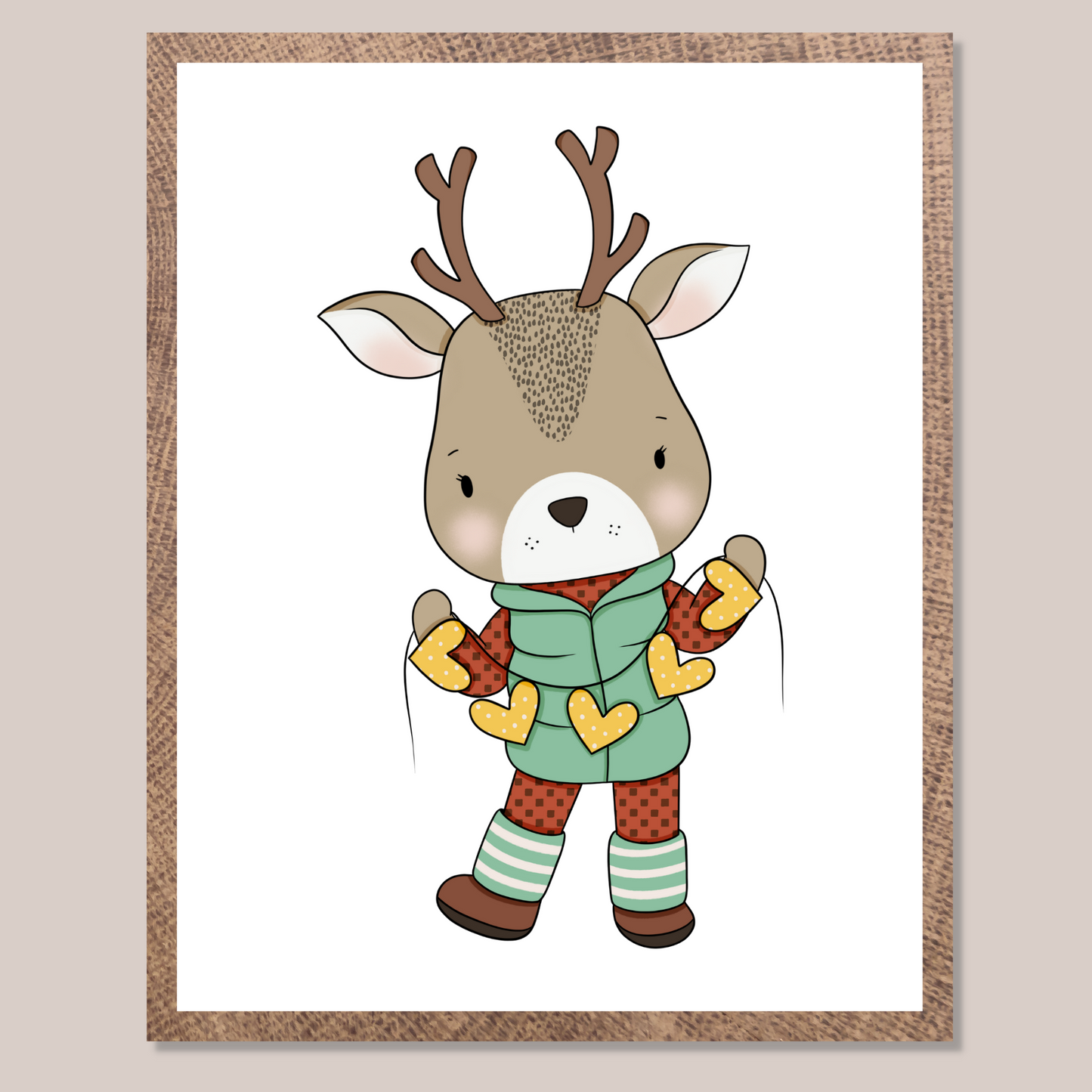 Grafisk motiv som illustrerer en reinsdyr-gutt som holder en trådlenke med gule hjerter. Han har på seg rød bukse og genser, og en grønn boblevest. På hodet har han to horn.
