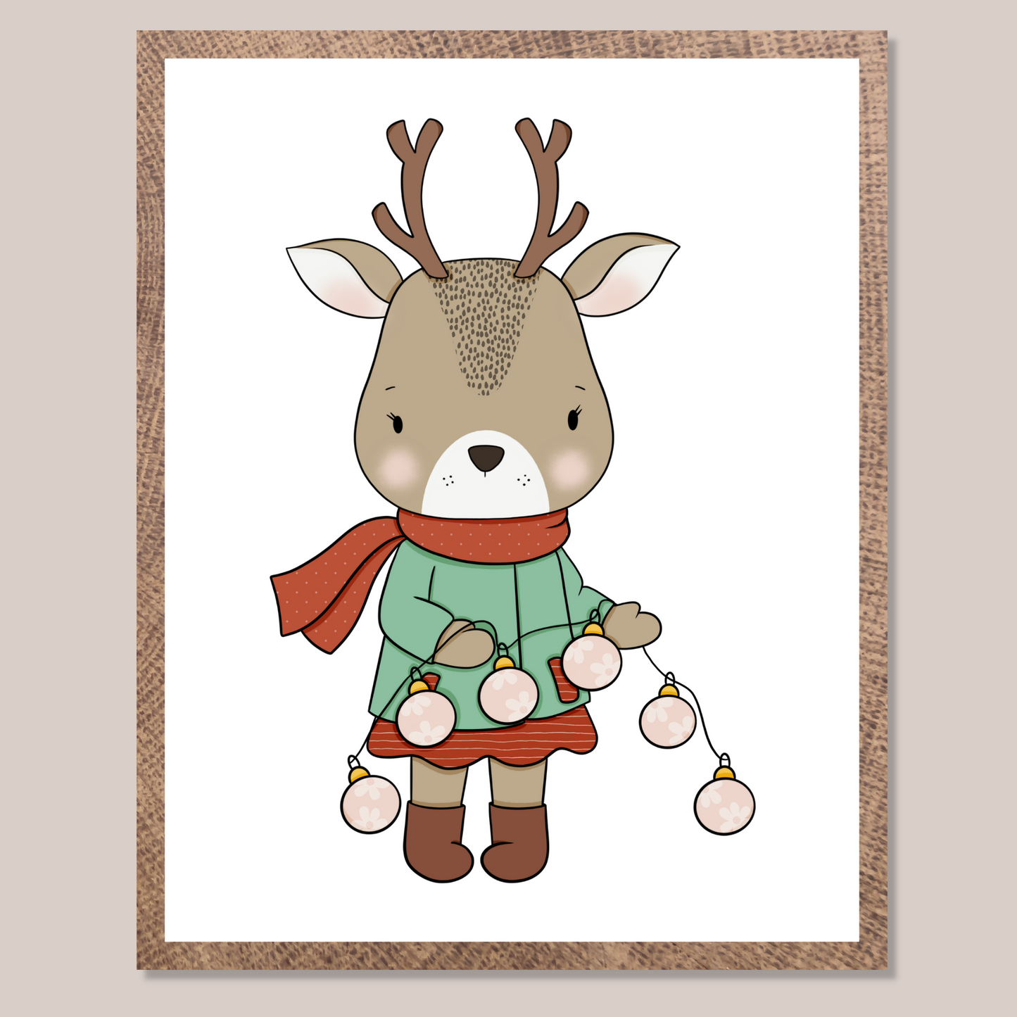 Grafisk motiv som illustrerer en reinsdyr-jente som holder en lyslenke. Hun har på rødt skjørt, grønn jakke, og et rødt skjerf rundt halsen. Reinsdyret har to horn på hodet.