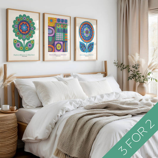 Retro Bloom Collection - en serie med tre kunstplakater i retro stil, inspirert av 60- og 70-tallets ikoniske farger og former. Illustrasjon viser plakatene i eik ramme.