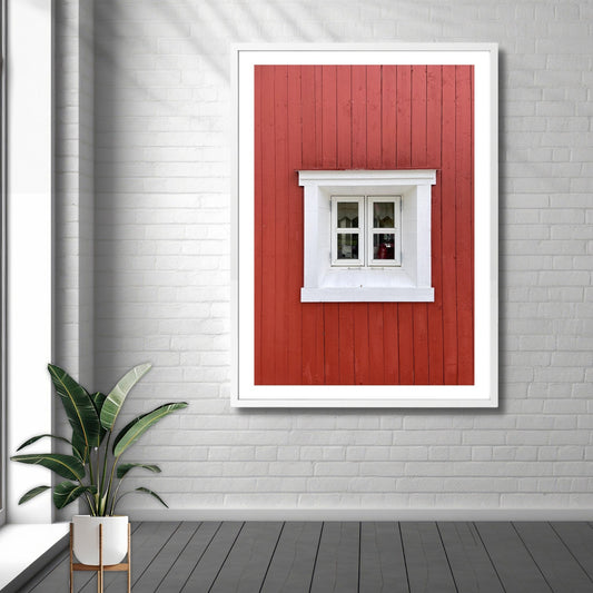 Dette unike kunstverket viser en restaurert låvebygning fra vakre Lierne, Namdalen, med en nydelig kombinasjon av rød trevegg og et sjarmerende hvitt vindu. Illustrasjonsfoto viser motivet som plakat i hvit ramme.