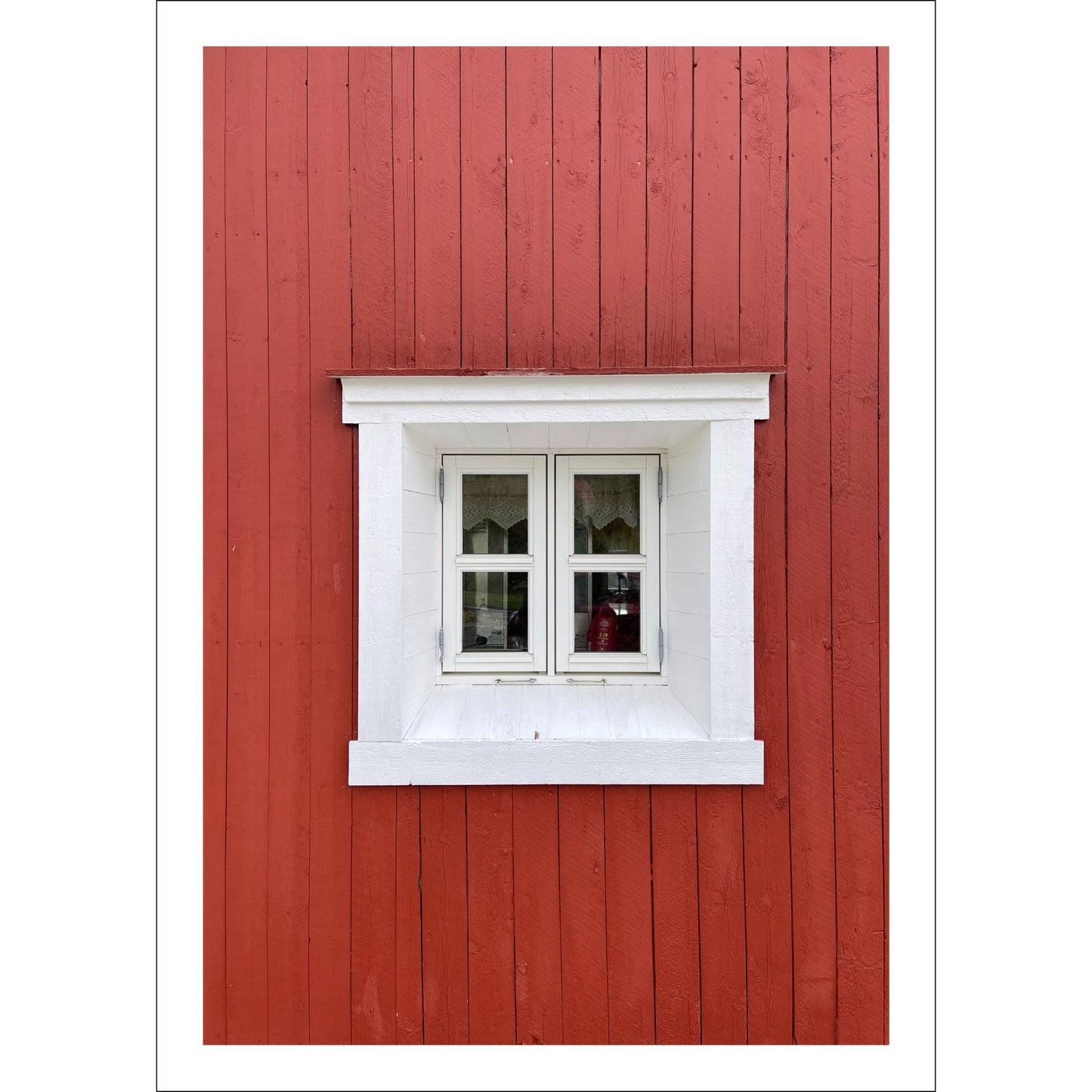 Dette unike kunstverket viser en restaurert låvebygning fra vakre Lierne, Namdalen, med en nydelig kombinasjon av rød trevegg og et sjarmerende hvitt vindu.