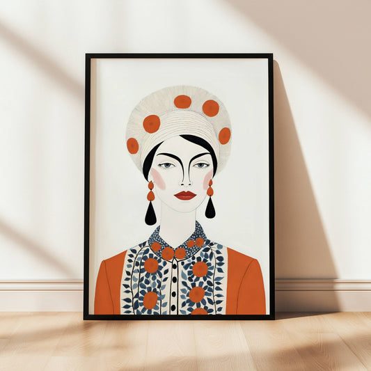 Denne eksklusive plakaten presenterer en elegant kvinne med en iøynefallende hodepryd, dristige kontraster og delikate mønstre i dype oransje og blåtoner. Illustrasjon viser plakat i sort ramme.