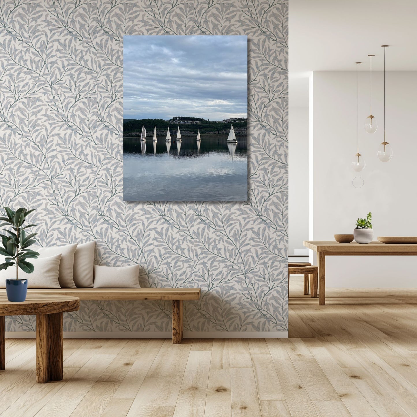 Båtene speiles perfekt i fjorden, omkranset av mørke åser og kveldshimmel. Dette er et elegant og avbalansert motiv som formidler både bevegelse og stillhet – ideelt for sjø- og seilentusiaster. Illustrasjon viser motivet på lerret.