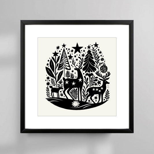 Denne plakaten er preget av et elegant motiv med reinsdyr i skandinavisk design, som fremhever vinterens ro og naturens skjønnhet. Illustrasjonsfoto viser plakat i sort ramme.