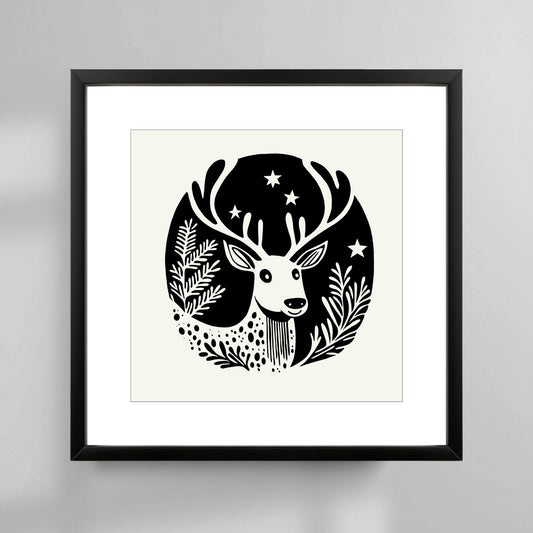 Denne plakaten er preget av et elegant motiv med reinsdyr i skandinavisk design, som fremhever vinterens ro og naturens skjønnhet. Illustrasjonsfoto viser plakat i sort ramme.