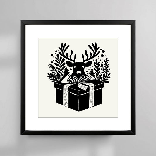 Denne plakaten er preget av et elegant motiv med reinsdyr i skandinavisk design, som fremhever vinterens ro og naturens skjønnhet. Illustrasjonsfoto viser plakat i sort ramme.