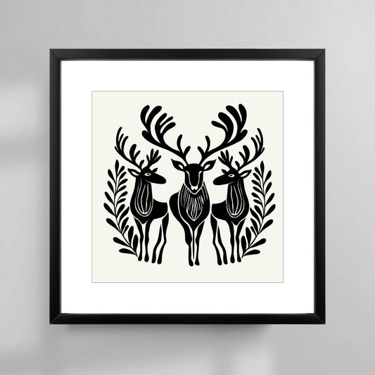 Denne plakaten er preget av et elegant motiv med reinsdyr i skandinavisk design, som fremhever vinterens ro og naturens skjønnhet. Illustrasjonsfoto viser plakat i sort ramme.