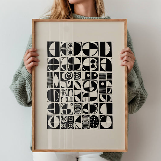 Retro Forms er en moderne hyllest til mid-century design, med et mønster av halvsirkler, striper og sirkler i svart og kremfarget palett. Illustrasjon viser motiv med bred kant i eik ramme.