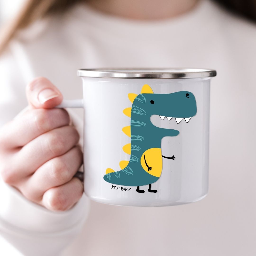 Barn som holder emaljekrus med motiv av dinosauren Rexi Ramp fra Dino Venneflokken