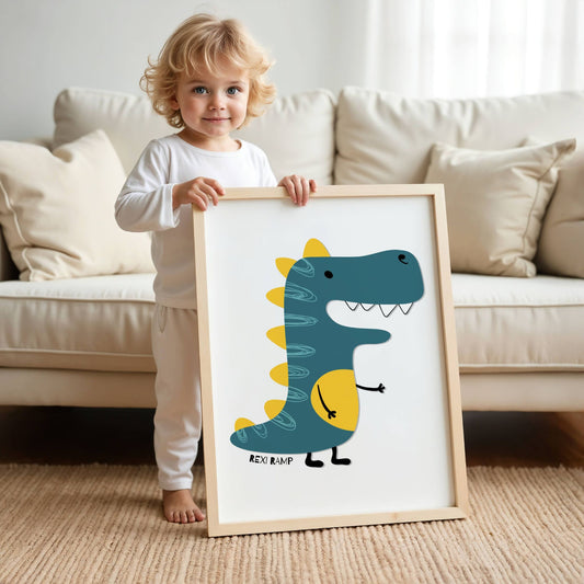 Rampete T-rex med gule detaljer på lys bakgrunn i eik ramme.