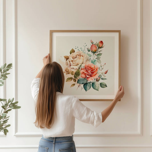 ROMANTIC ROSE No1 – plakat i akvarell med duse roser kombinerer varme rosatoner med myke grønn- og beige nyanser i et delikat blomsteroppsett. Illustrasjon viser motivet i eik ramme.