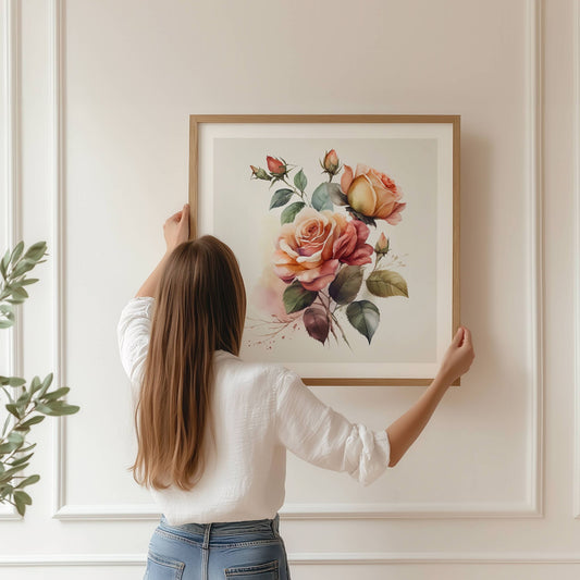 ROMANTIC ROSE No2 – akvarell plakat med gyllen roseprakt byr på rike, varme toner og naturlige detaljer som skaper et levende og elegant uttrykk. Illustrasjon viser motivet i eik ramme.