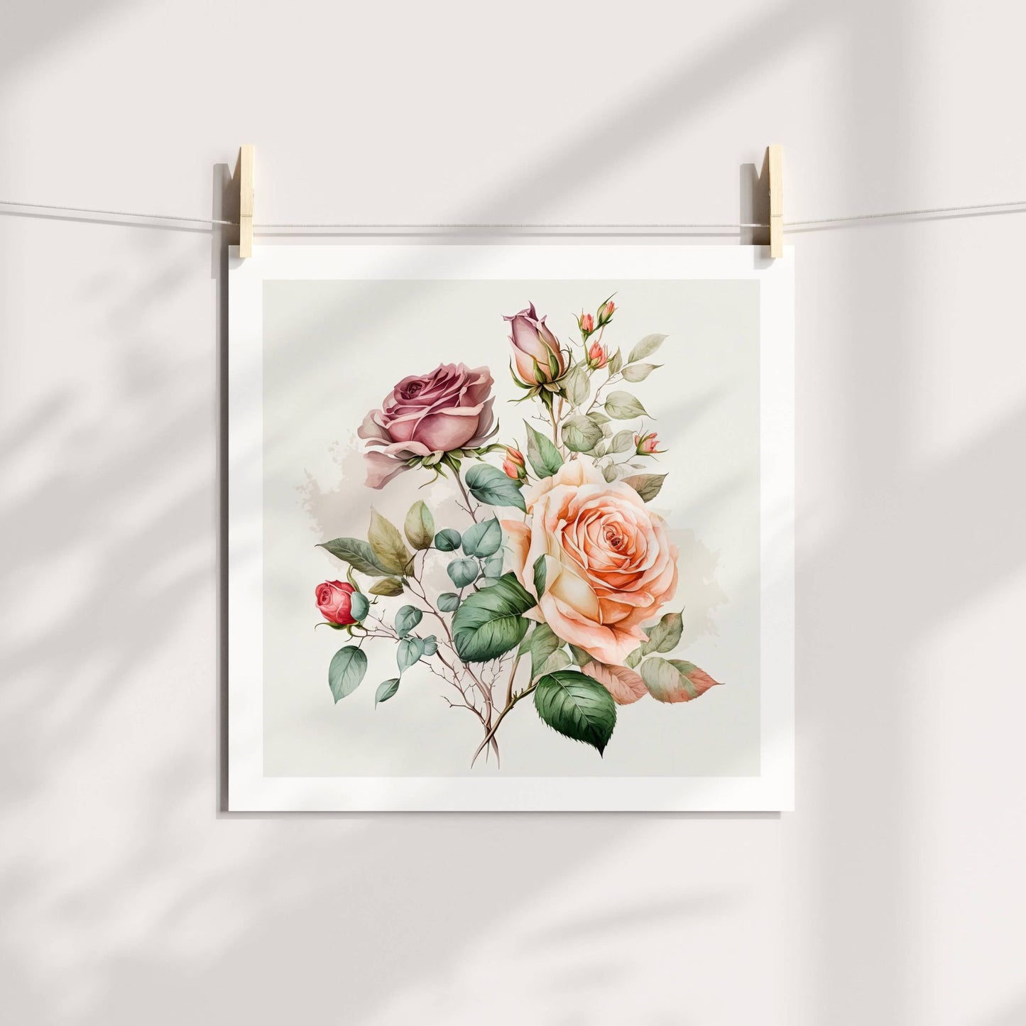 ROMANTIC ROSE No3 – akvarell plakat med lilla roser skiller seg ut med et sart og nostalgisk fargevalg i lavendel og dempede grønntoner. Illustrasjon viser motiv på print.