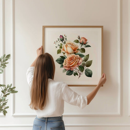 ROMANTIC ROSE No4 – akvarell plakat i klassisk rosestil fremhever det tidløse ved rosemotivet, med store blomster i krem, fersken og pudderrosa. Illustrasjonb viser motiv i eik ramme.