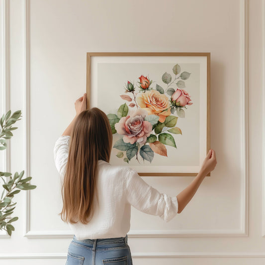 ROMANTIC ROSE No5 – akvarell plakat med naturlig fargepalett kombinerer varme rosatoner med grønn, fersken og et hint av høstlig rødbrun. Illustrasjon viser motiv i eik ramme.