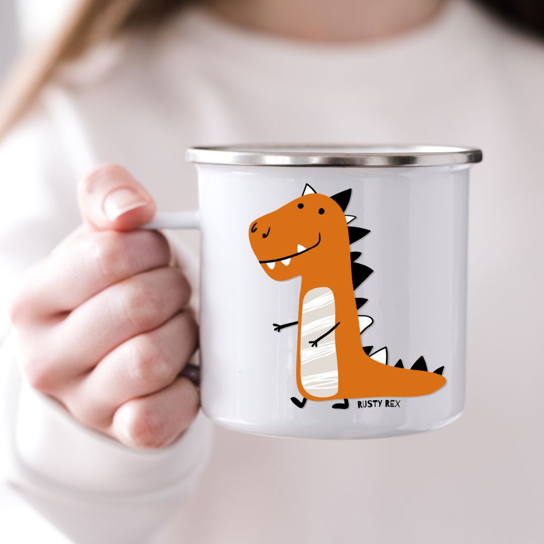 Barn som holder emaljekrus med motiv av dinosauren Krøllpigg fra Dino Venneflokken