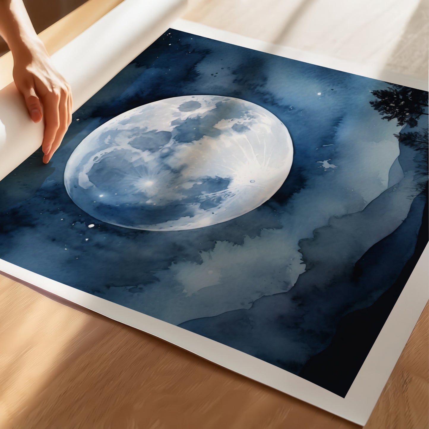 “Silent Moon” er et minimalistisk, men kraftfullt motiv av fullmånen som henger lavt over et blålig landskap. Illustrasjon viser plakat på print.