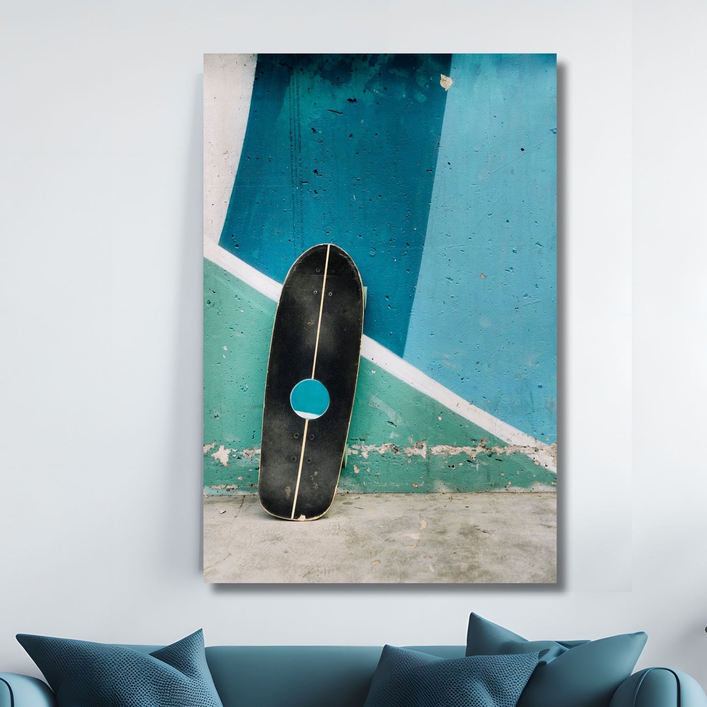 Dette imponerende kunstverket viser et svart skateboard lent opp mot en murvegg, fremhevet av en livlig blå bakgrunn. Illustrasjonsfoto viser motivet på lerret.