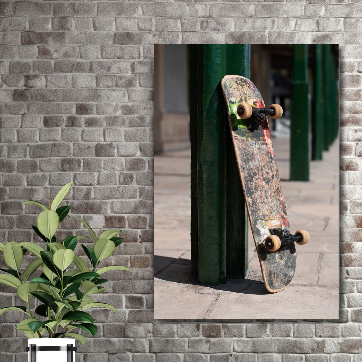 "Skateboard" plakat og lerret, en grafisk fremstilling av et velbrukt skateboard. Illustrasjonsfoto viser motivet på lerret.