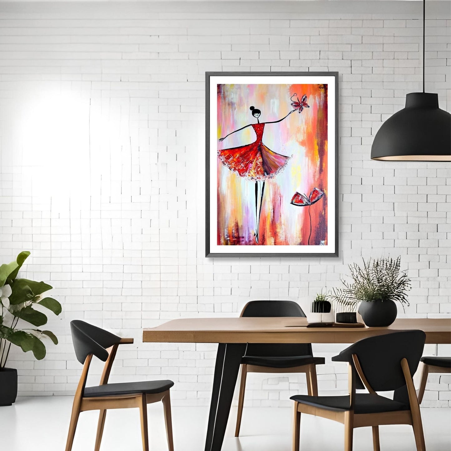 Dette grafisk abstrakte maleriet av en dame i en rød kjole står som et symbol på styrke og skjønnhet mot en bakgrunn av livlige rød-oransje fargetoner. Illustrasjon viser motivet som plakat i en sort ramme hengende på en vegg..