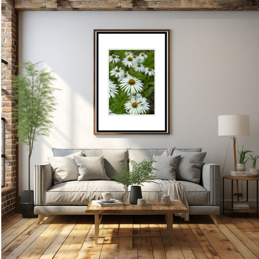 Eng med hvit solhatt i full blomstring. Motivet er dekorativt både som plakat og på lerret. Miljøbildet viser motivet i sort ramme.