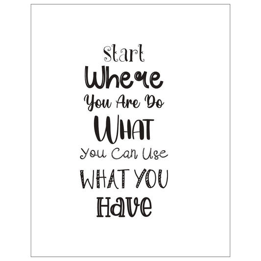 Grafisk tekstplakat med tekst "Start where you are, do what you can, use what you have" med sort tekst på hvit bakgrunn.