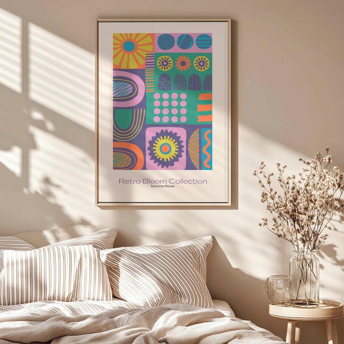 Sunshine Mosaic er en fargesprakende plakat inspirert av 60- og 70-tallets geometriske mønstre og solsymbolikk. Illustrasjon viser plakat i eik ramme.