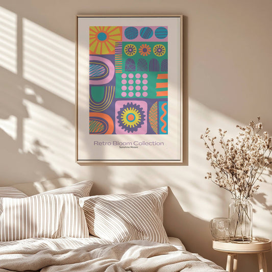 Sunshine Mosaic er en fargesprakende plakat inspirert av 60- og 70-tallets geometriske mønstre og solsymbolikk.  Illustrasjon viser plakat i eik ramme.