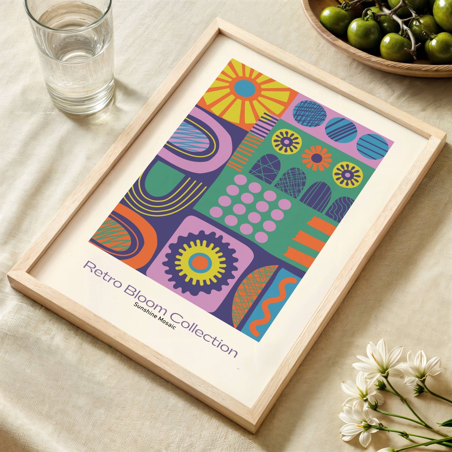 Sunshine Mosaic er en fargesprakende plakat inspirert av 60- og 70-tallets geometriske mønstre og solsymbolikk. Illustrasjon viser plakat i eik ramme.