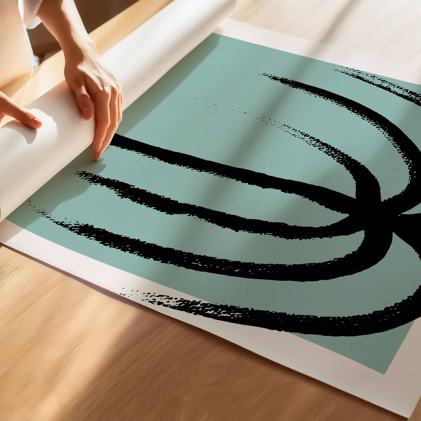 Med sine enkle, håndtegnede linjer og dempede blågrønne bakgrunn, tilfører denne plakaten av en palme et stilrent og moderne uttrykk til ethvert rom. Illustrasjon viser plakat på print.