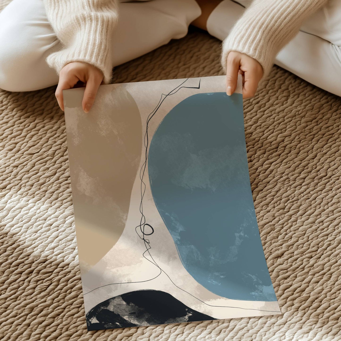 Serene Shores, en abstrakt kunstplakat inspirert av naturens organiske former. De myke, naturlige tonene av sand, hav og stein skaper en harmonisk balanse. Illustrasjon viser motivet på print.