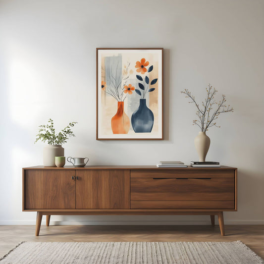 Bloom Harmony, en vakker balanse mellom varme jordtoner og dype blånyanser. De elegante vasene og delikate blomstene skaper et kunstnerisk uttrykk inspirert av moderne stillebenmalerier. Illustrasjon viser motivet som plakat i brun ramme.