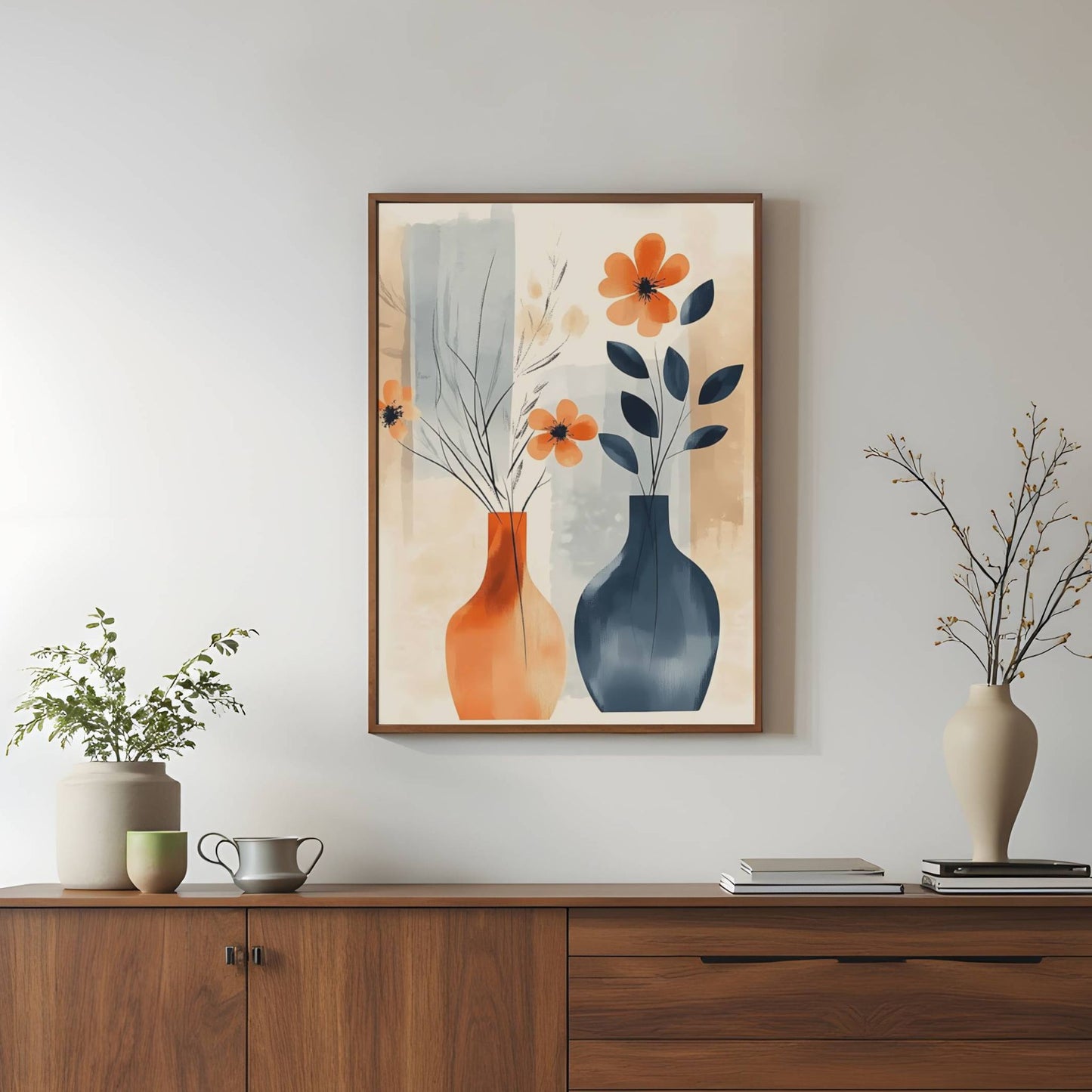 Bloom Harmony, en vakker balanse mellom varme jordtoner og dype blånyanser. De elegante vasene og delikate blomstene skaper et kunstnerisk uttrykk inspirert av moderne stillebenmalerier. Illustrasjon viser motivet som plakat i brun ramme.
