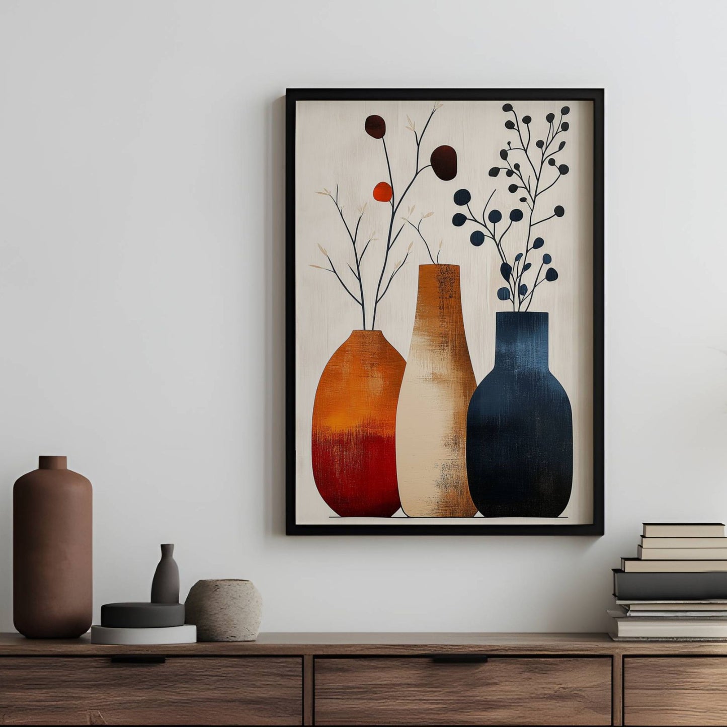 Earth Elegance - tre blomstervaser med en fargerik palett av brente jordtoner og kontrasterende blått tilfører dette kunstverket en tidløs varme til interiøret ditt. Illustrasjon viser motivet som plakat i brun ramme.