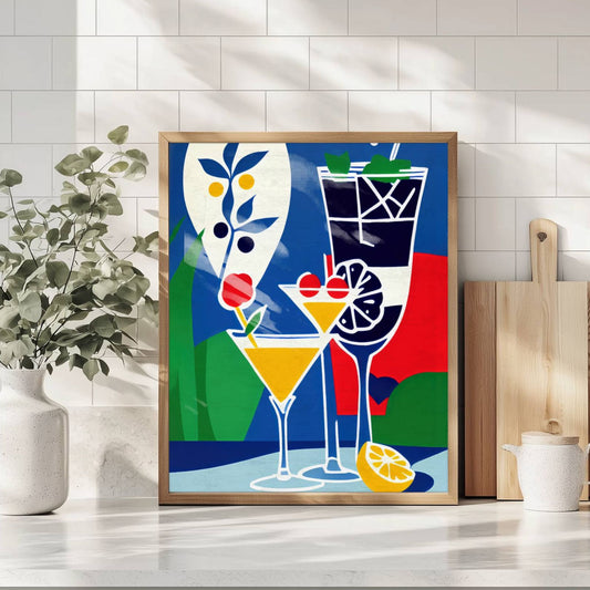 Sitron & Stil kombinerer elegante former med lekne farger, og setter fokus på klassiske cocktailglass med sitrus og bær som dekor. Illustrsjon viser plakat i eik ramme.