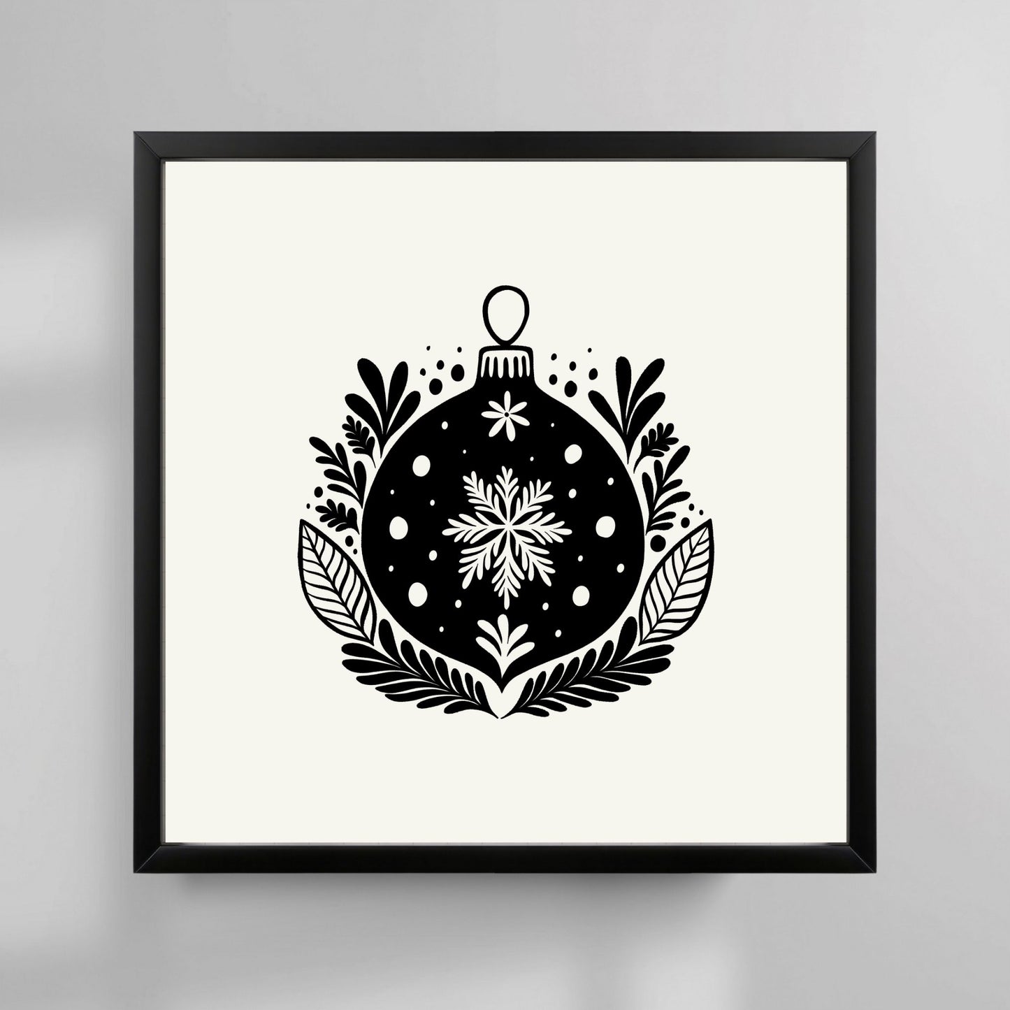 Denne stilrene plakaten er inspirert av skandinavisk minimalisme og klassisk julepynt, med detaljerte illustrasjoner som gir en følelse av ro og vinterens magi. Illustrasjonsfoto viser plakat i sort ramme.
