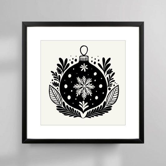 Denne stilrene plakaten er inspirert av skandinavisk minimalisme og klassisk julepynt, med detaljerte illustrasjoner som gir en følelse av ro og vinterens magi. Illustrasjonsfoto viser plakat i sort ramme.