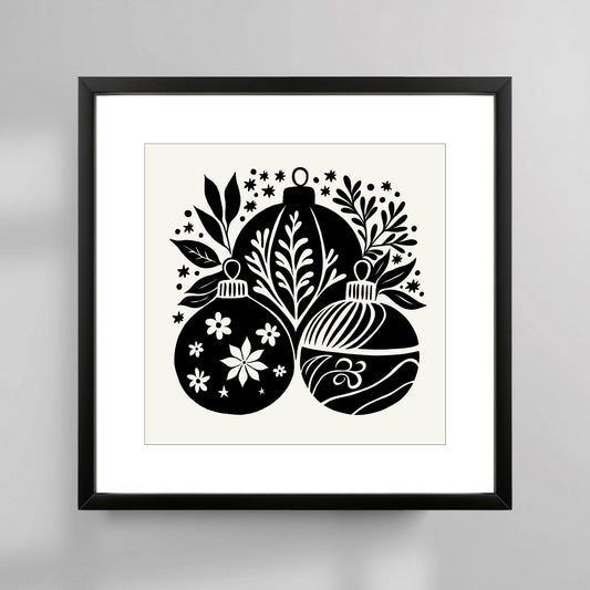 Denne stilrene plakaten er inspirert av skandinavisk minimalisme og klassisk julepynt, med detaljerte illustrasjoner som gir en følelse av ro og vinterens magi. Illustrasjonsfoto viser plakat i sort ramme.