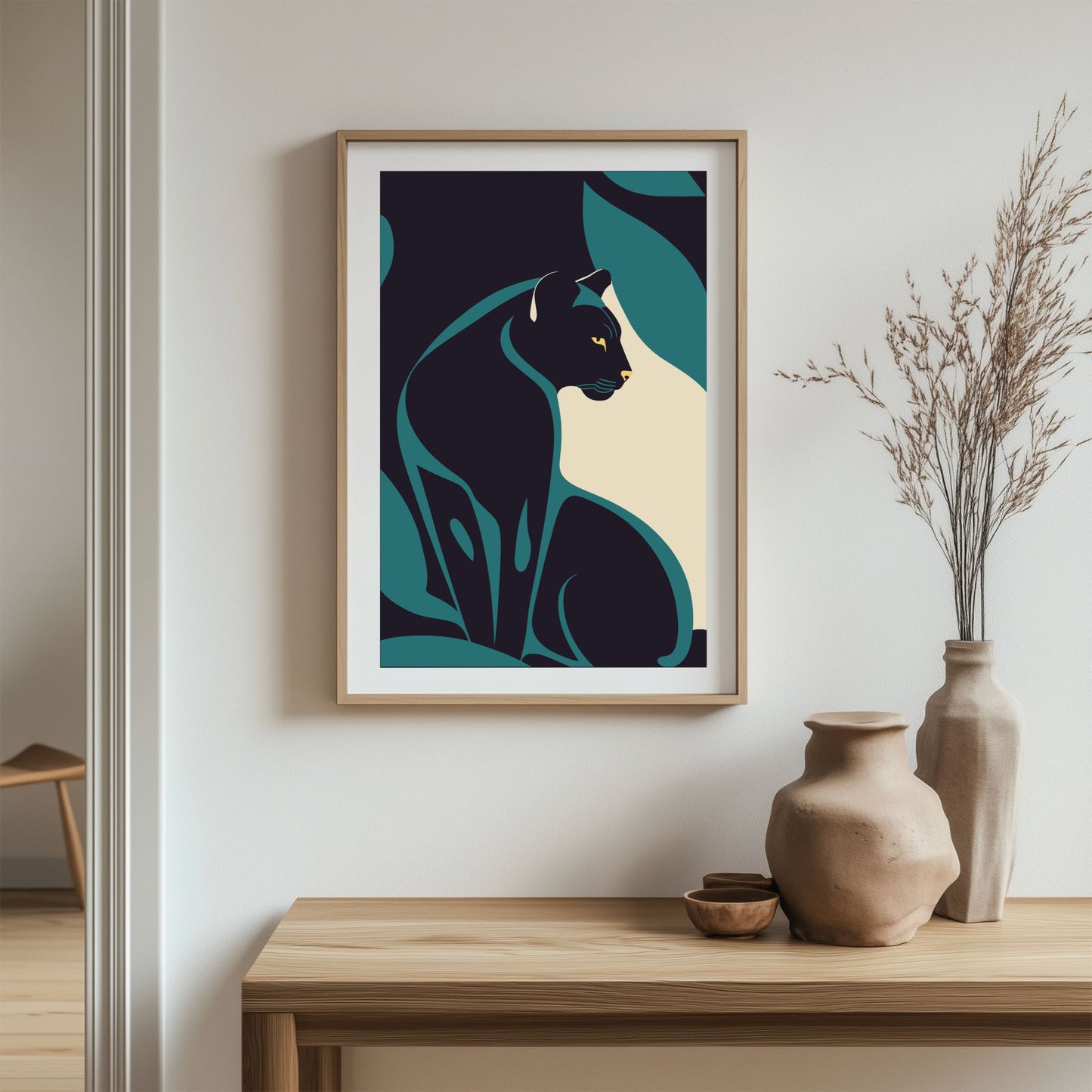 Denne stiliserte illustrasjonen fanger den majestetiske panteren i en rolig, men kraftfull positur, delvis skjult blant tropiske blader. Illustrasjon viser plakat i eik ramme.