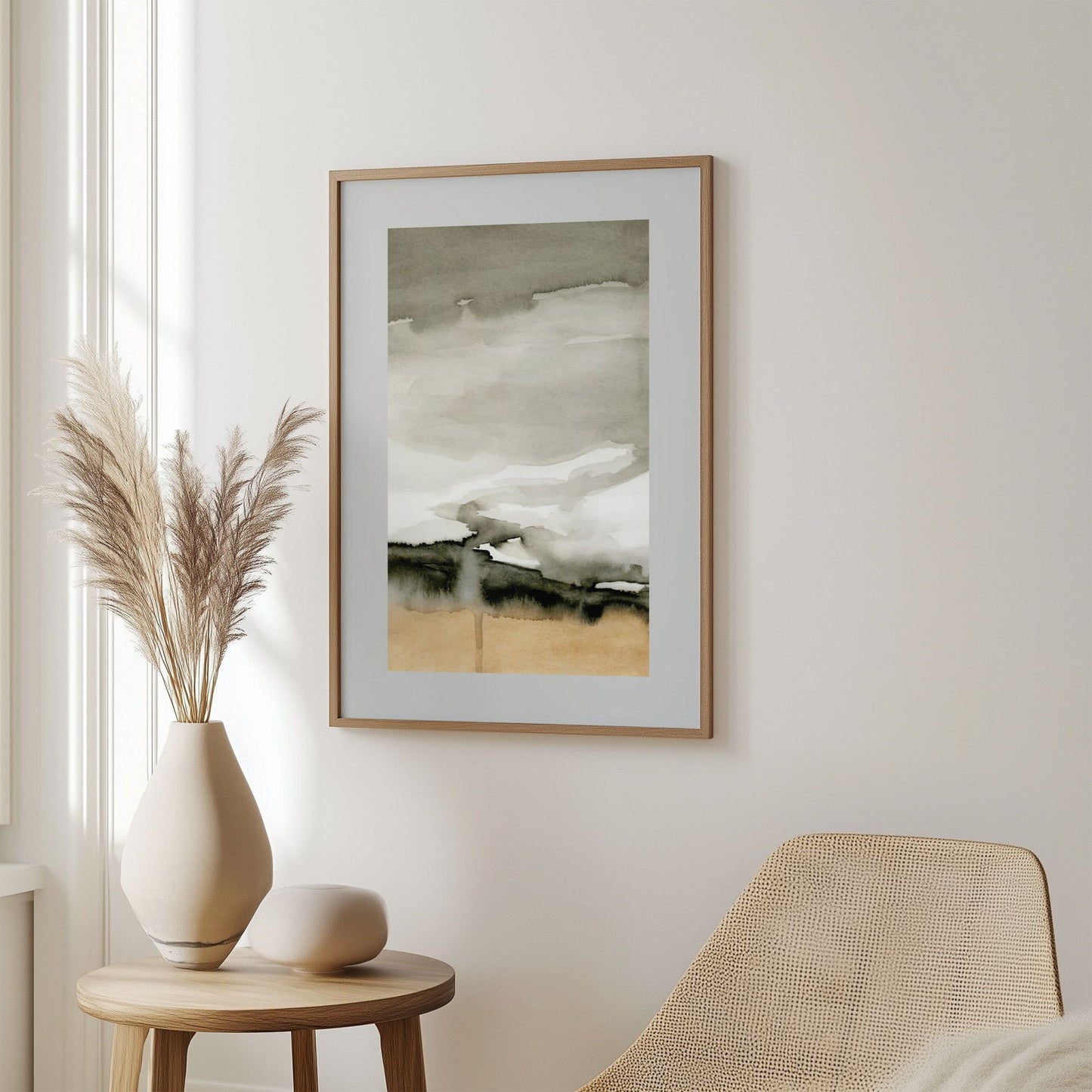 Kunstverket skildrer et vagt landskap med horisontale linjer som minner om en skyet himmel og en akvarellskog som gror på et gyllent underlag. Plakaten har en bred, grå kant. Illustrasjon viser plakat i eik ramme.