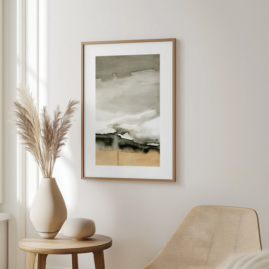 Kunstverket skildrer et vagt landskap med horisontale linjer som minner om en skyet himmel og en akvarellskog som gror på et gyllent underlag. Plakaten har en bred, hvit kant. Illustrasjon viser plakat i eik ramme.