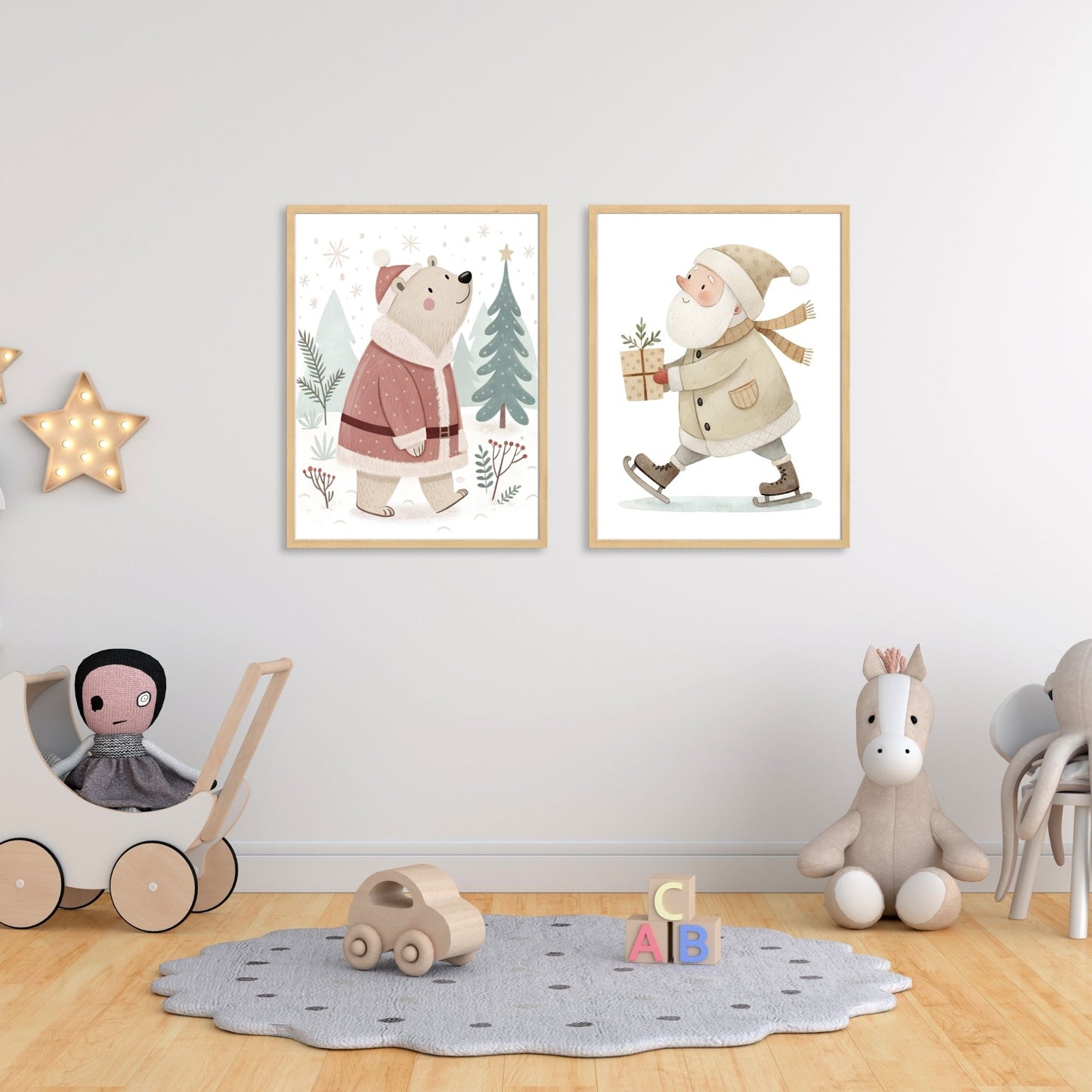 små julevenner – illustrasjon viser bjørn i nissedrakt og julenisse med gave i eik rammer på et barnerom