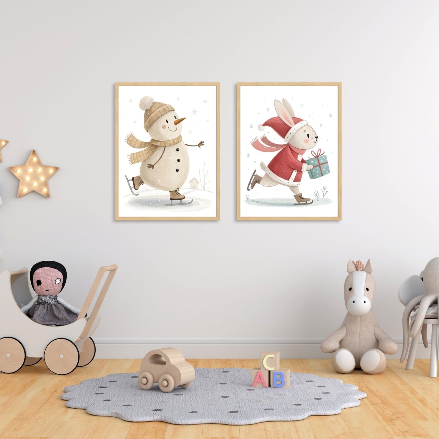 små julevenner – snømann på skøyter og julehare i eik rammer på et barnerom.