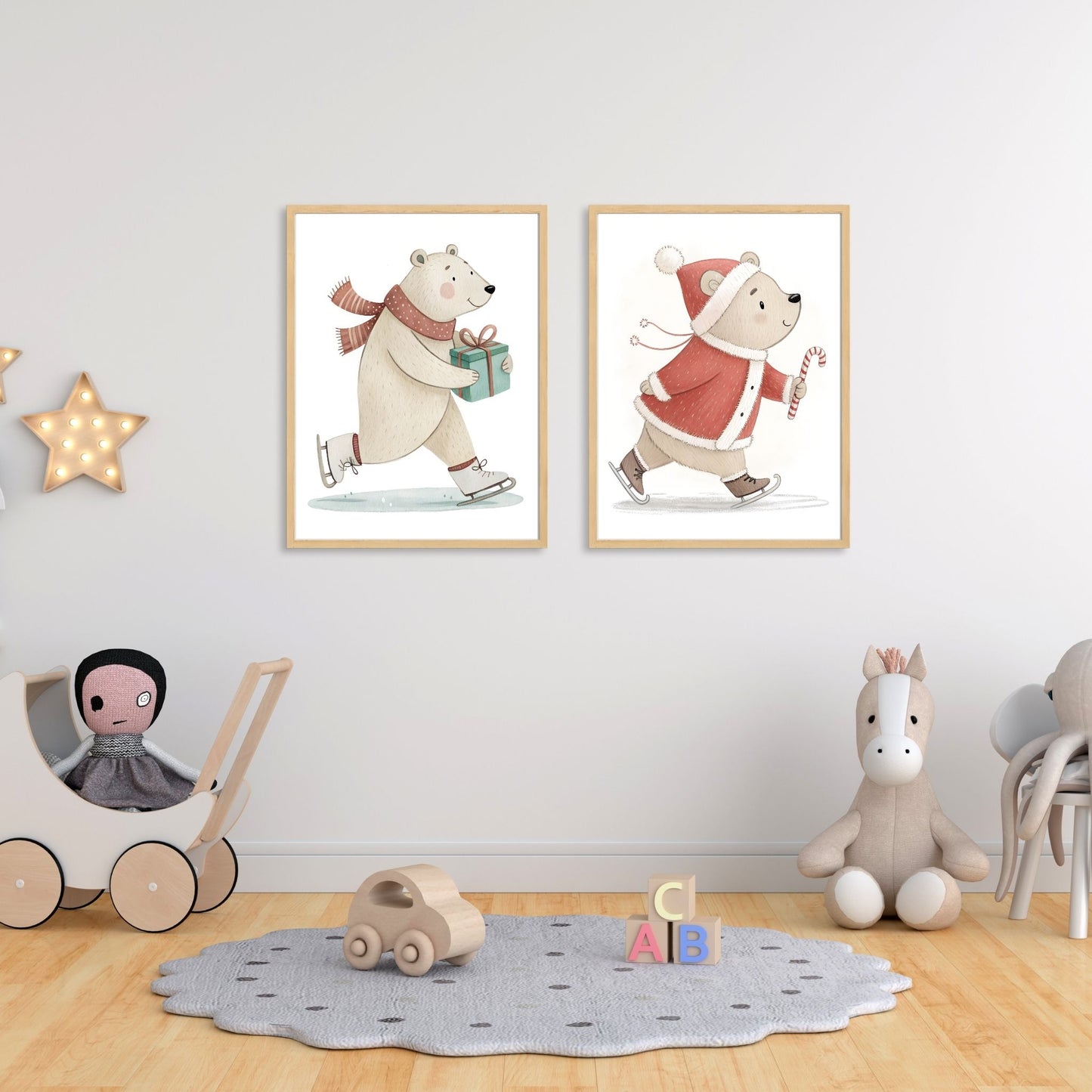 små julevenner – illustrasjonenplakater av en bjørn og en bamse i eik rammer på et barnerom.