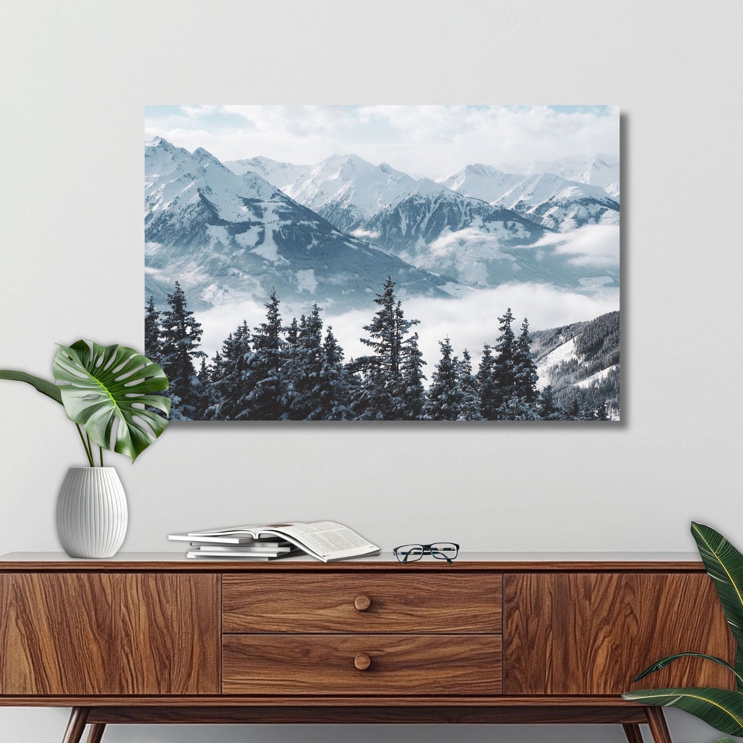 Dette vakre bildet viser et landskap dekket av snø og lett tåke, med dramatiske fjelltopper og trær som strekker seg opp mot himmelen. Illustrasjonsfoto viser motivet på lerret.