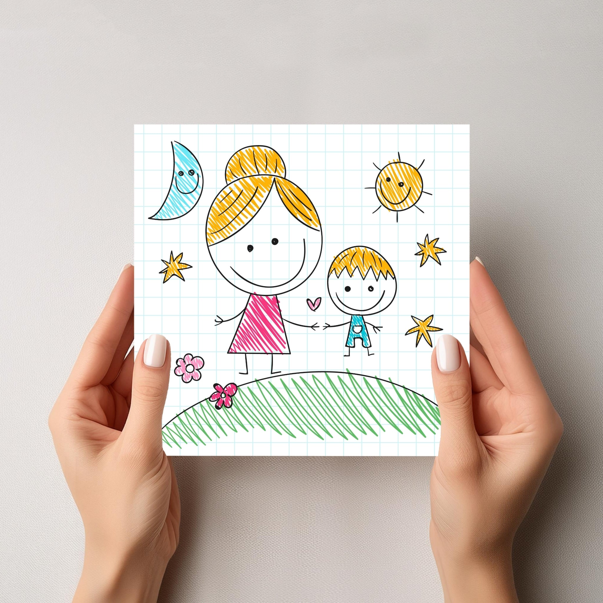 Dette håndtegnede kortet viser mor og barn omgitt av sol, måne, stjerner og blomster, som symboliserer kjærlighet fra dag til natt.