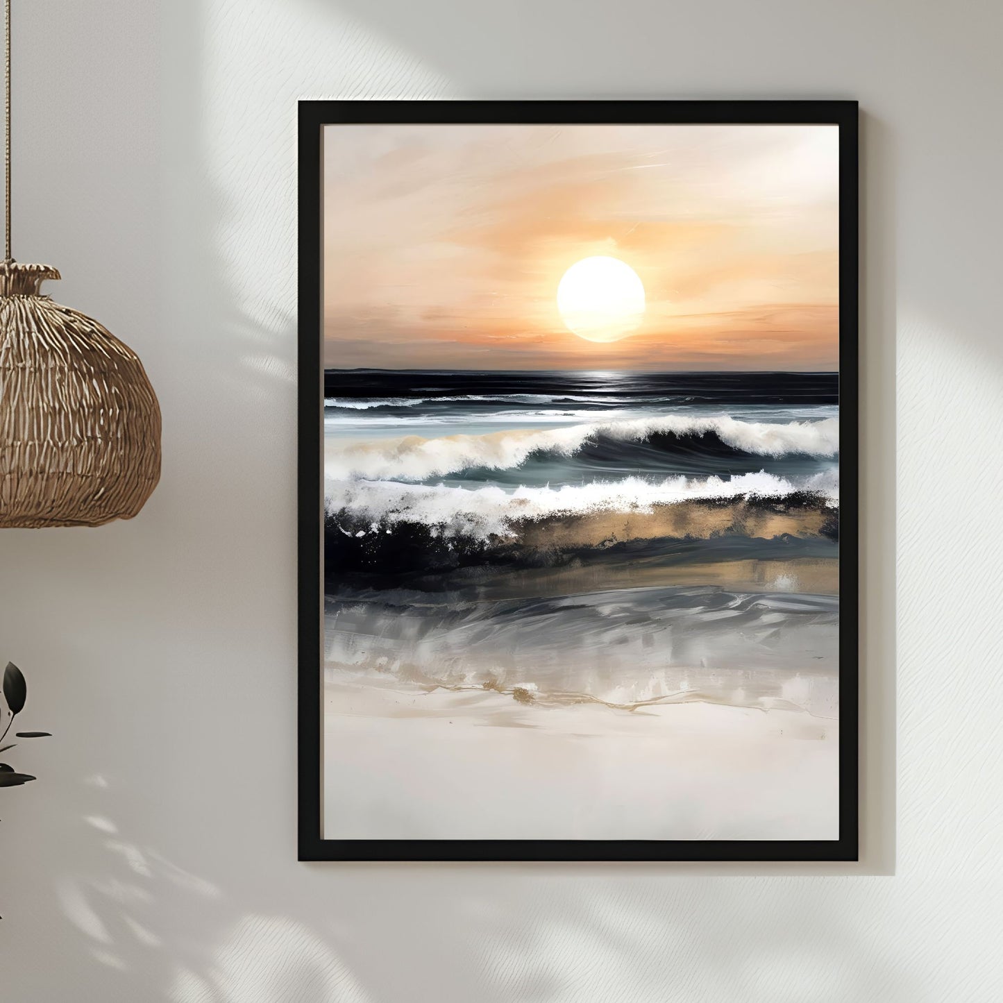 Dette kunstverket, som viser en vakker solnedgang over havets bølger, kombinerer naturlig skjønnhet med et moderne kunstuttrykk. Illustrasjon viser motivet som plakat i sort ramme.