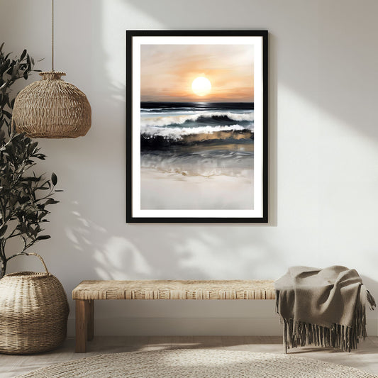 Dette kunstverket, som viser en vakker solnedgang over havets bølger, kombinerer naturlig skjønnhet med et moderne kunstuttrykk. Illustrasjon viser motivet som plakat med hvit kant i sort ramme.