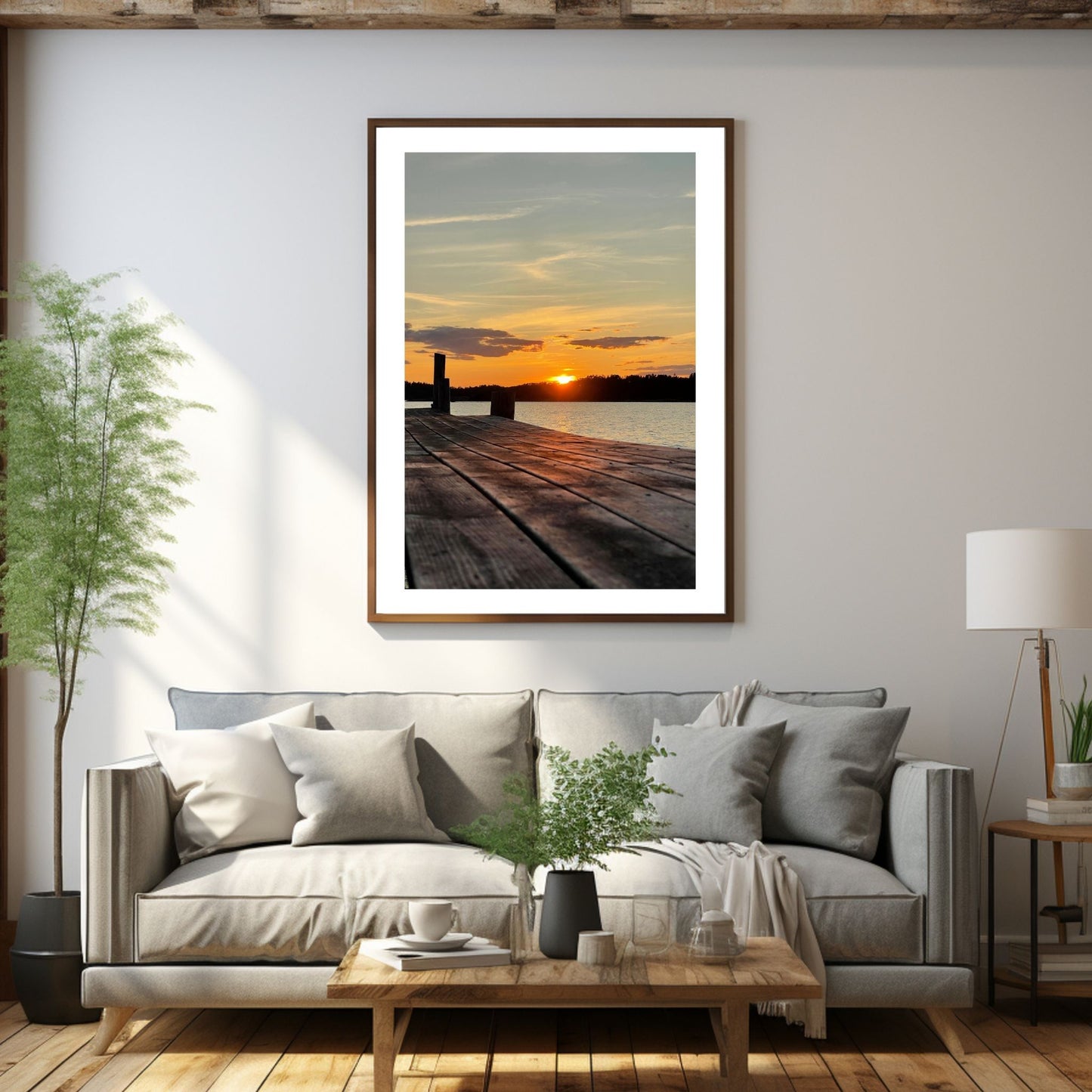 Nydelig solnedgang ved Krokstadfjorden ved Saltnes. Motiv av en brygge som går ute i sjøen, og en sol som er i ferd med å gå ned på en oransje himmel. Fås både som plakat og på lerret. Miljøbildet viser plakaten i en eikeramme som henger på en vegg over en sofa.